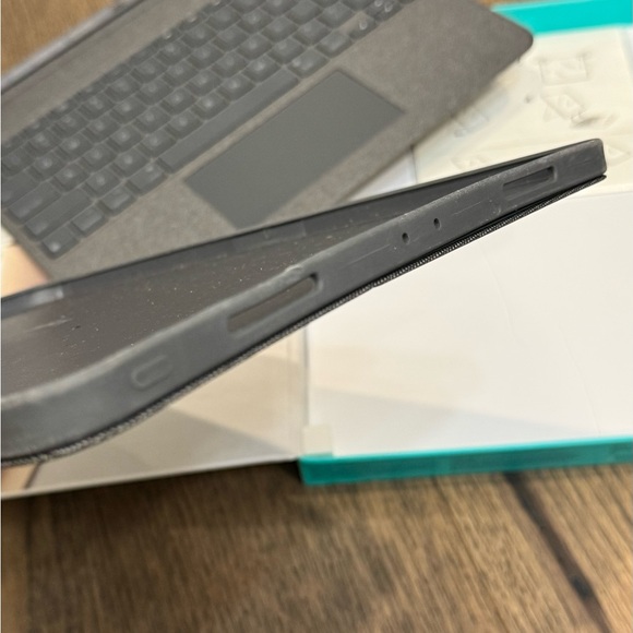 Logitech Combo Touch detachable keyboard case with trackpad and Smart Connector - Picture 10 of 11